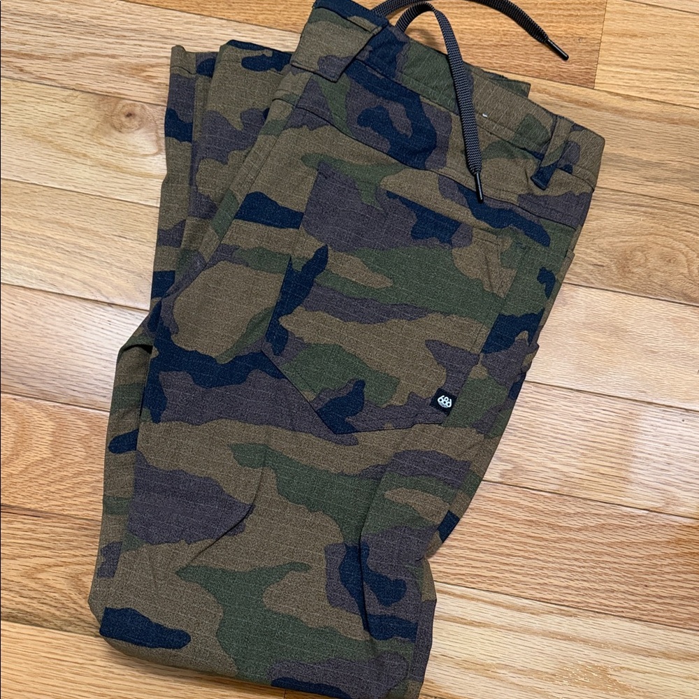 686 Everywhere Camouflage Pants. Slim fit 32/30 Great shape. Great fit.